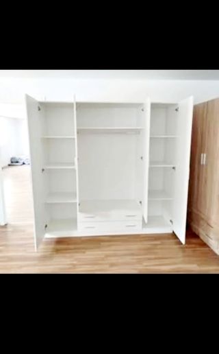 Armario blanco y marrón