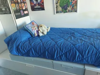 Habitación juvenil blanca y azul