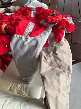 Mono de esquí Quechua Rojo y Beige. Niño. Talla 10