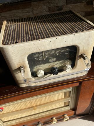Dos radios antiguas de 1953