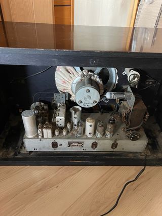 Dos radios antiguas de 1953