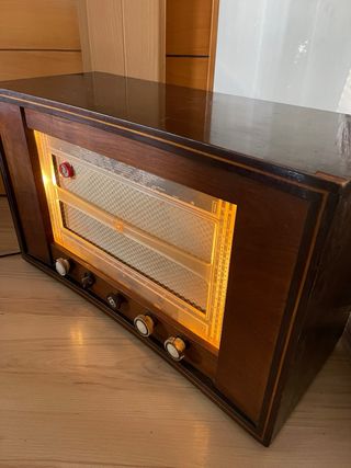 Dos radios antiguas de 1953