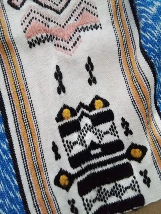 Colcha artesanal azul y blanco