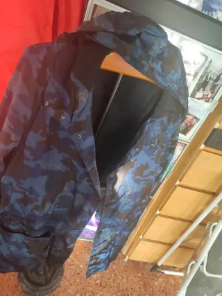 Chubasquero azul y marrón