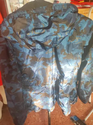 Chubasquero azul y marrón