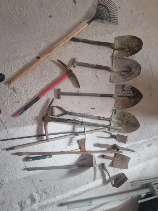 Lote Herramientas Albañil: Palas, Picos, Rastrillo