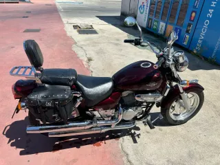Moto Hyosung Negra y granate