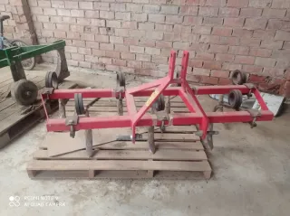 Arado agrícola rojo Cultibador