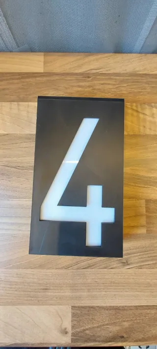 Número 4 de puerta solar