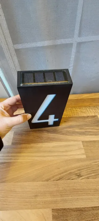 Número 4 de puerta solar