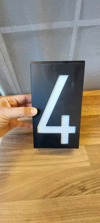 Número 4 de puerta solar