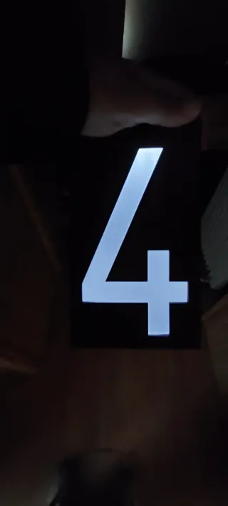 Número 4 de puerta solar