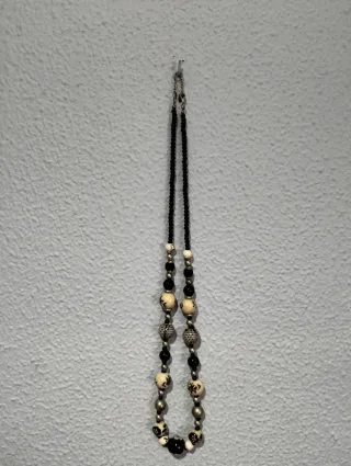 Collar de cuentas negro y plateado