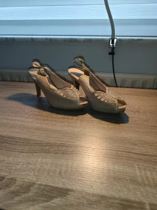 Zapatos de tacón dorados
