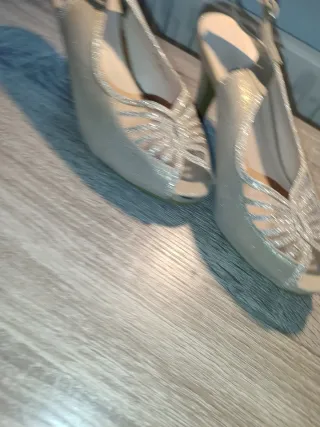 Zapatos de tacón dorados