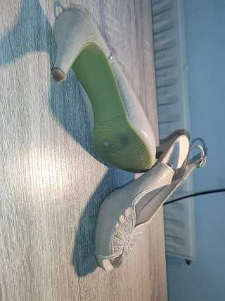 Zapatos de tacón dorados