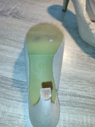 Zapatos de tacón dorados