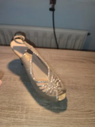 Zapatos de tacón dorados