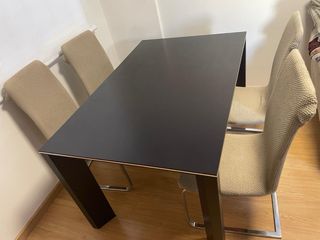 Mesa extensible y 4 sillas