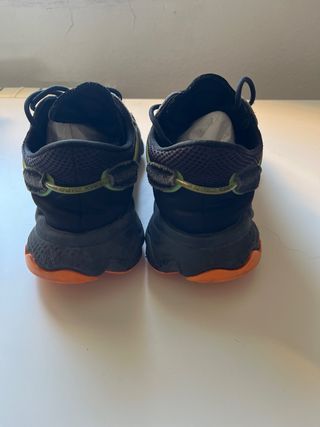 Zapatillas Adidas Ozweego Negras y Naranjas