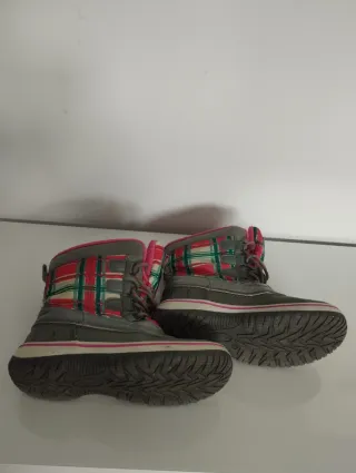 Botas de nieve a cuadros para niña