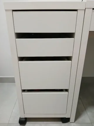 Mesa de escritorio con cajonera