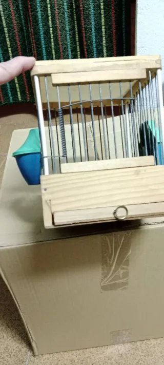 Jaula para pájaros de madera y metal