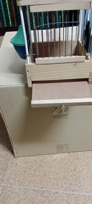 Jaula para pájaros de madera y metal