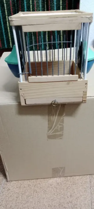 Jaula para pájaros de madera y metal
