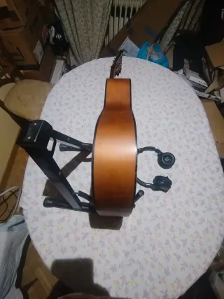 Guitarra clásico/acústica con las cuerdas nuevas