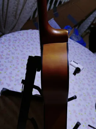 Guitarra clásico/acústica con las cuerdas nuevas