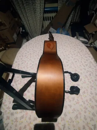 Guitarra clásico/acústica con las cuerdas nuevas