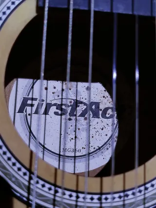 Guitarra clásico/acústica con las cuerdas nuevas