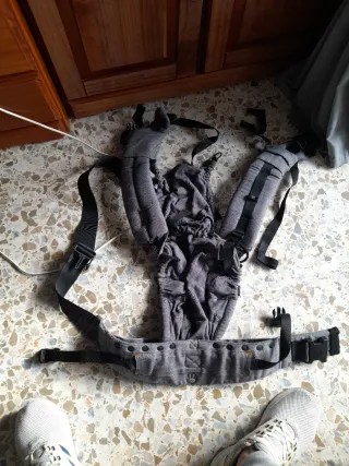 Mochila portabebés ergonómica gris,costó 150