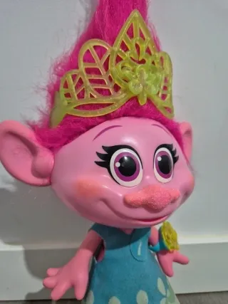 Poppy Momento Abrazo Muñeca Interactiva