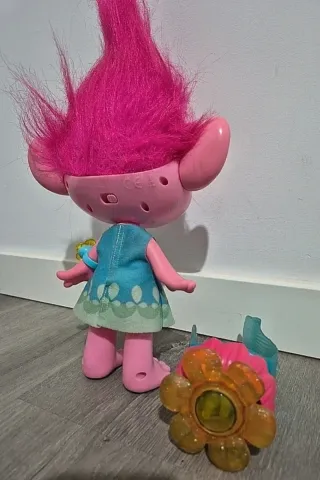 Poppy Momento Abrazo Muñeca Interactiva