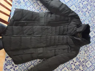 Abrigo negro ajustado