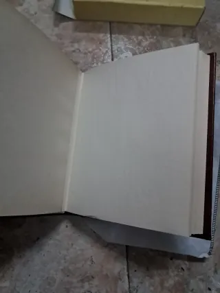 Álbum de fotos de cuero con detalle metálico