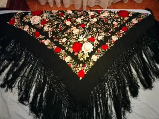 Mantón de Manila negro bordado flores