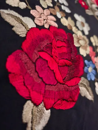 Mantón de Manila negro bordado flores