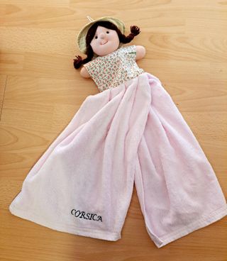 Muñeca de tela con toalla rosa