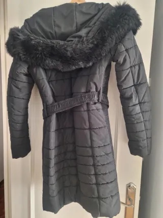 Abrigo largo acolchado con cinturón