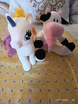 2 juguetes vaca y unicornio