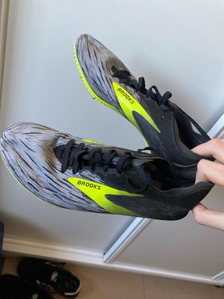 Zapatillas Brooks Clavos Atletismo Gris/Amarillo