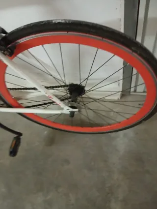 Bicicleta blanca con ruedas naranjas