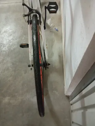 Bicicleta blanca con ruedas naranjas