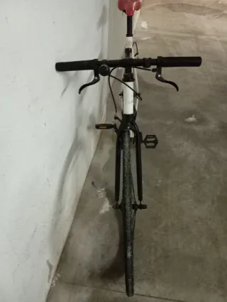 Bicicleta blanca con ruedas naranjas