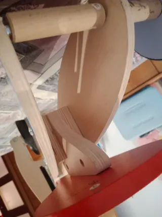 Triciclo de madera con ruedas decoradas