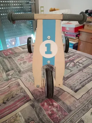 Triciclo de madera con ruedas decoradas