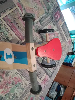 Triciclo de madera con ruedas decoradas